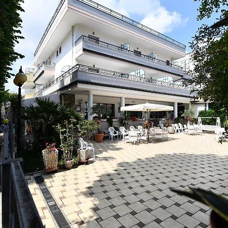 Hotel Criniera D'Oro Rímini Exterior foto