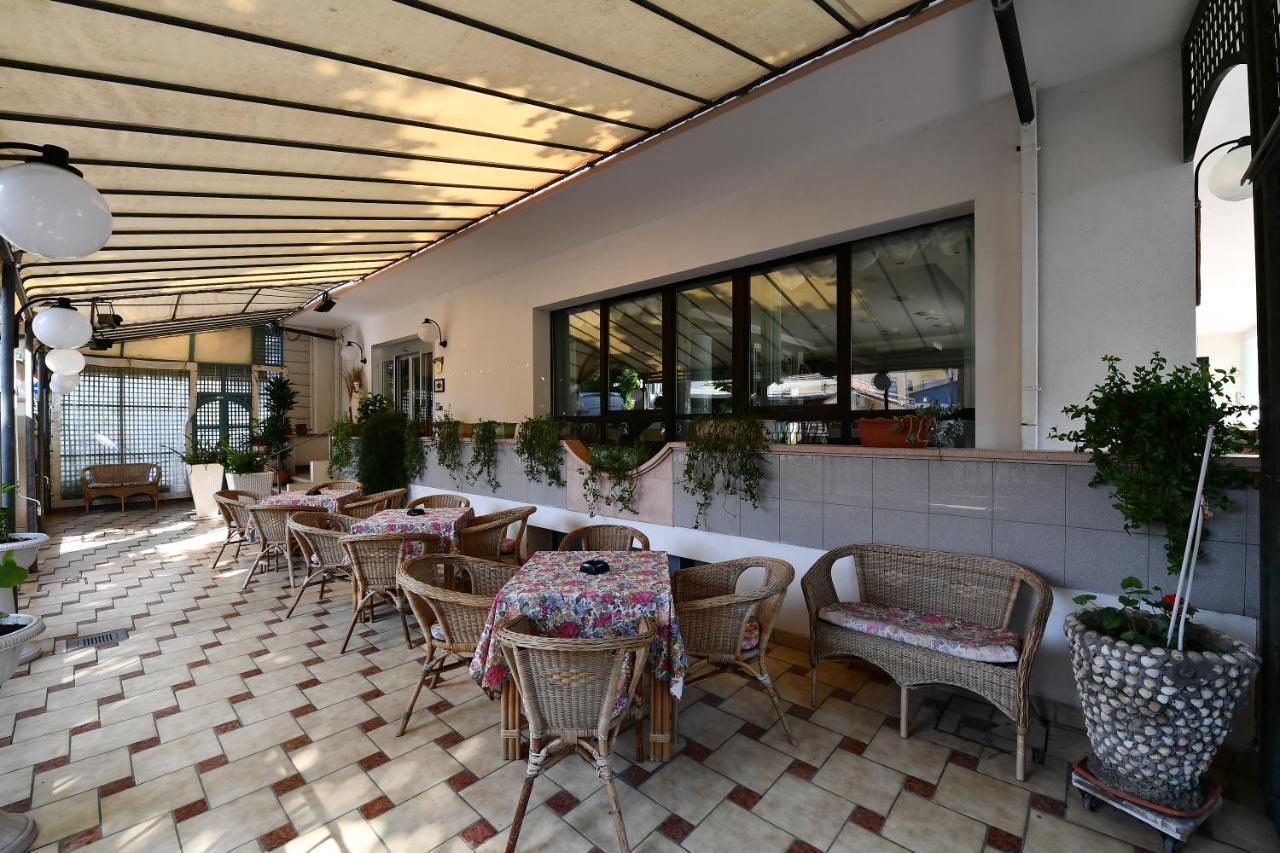Hotel Criniera D'Oro Rímini Exterior foto